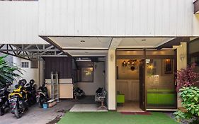 RedDoorz near Alun Alun Bandung 2